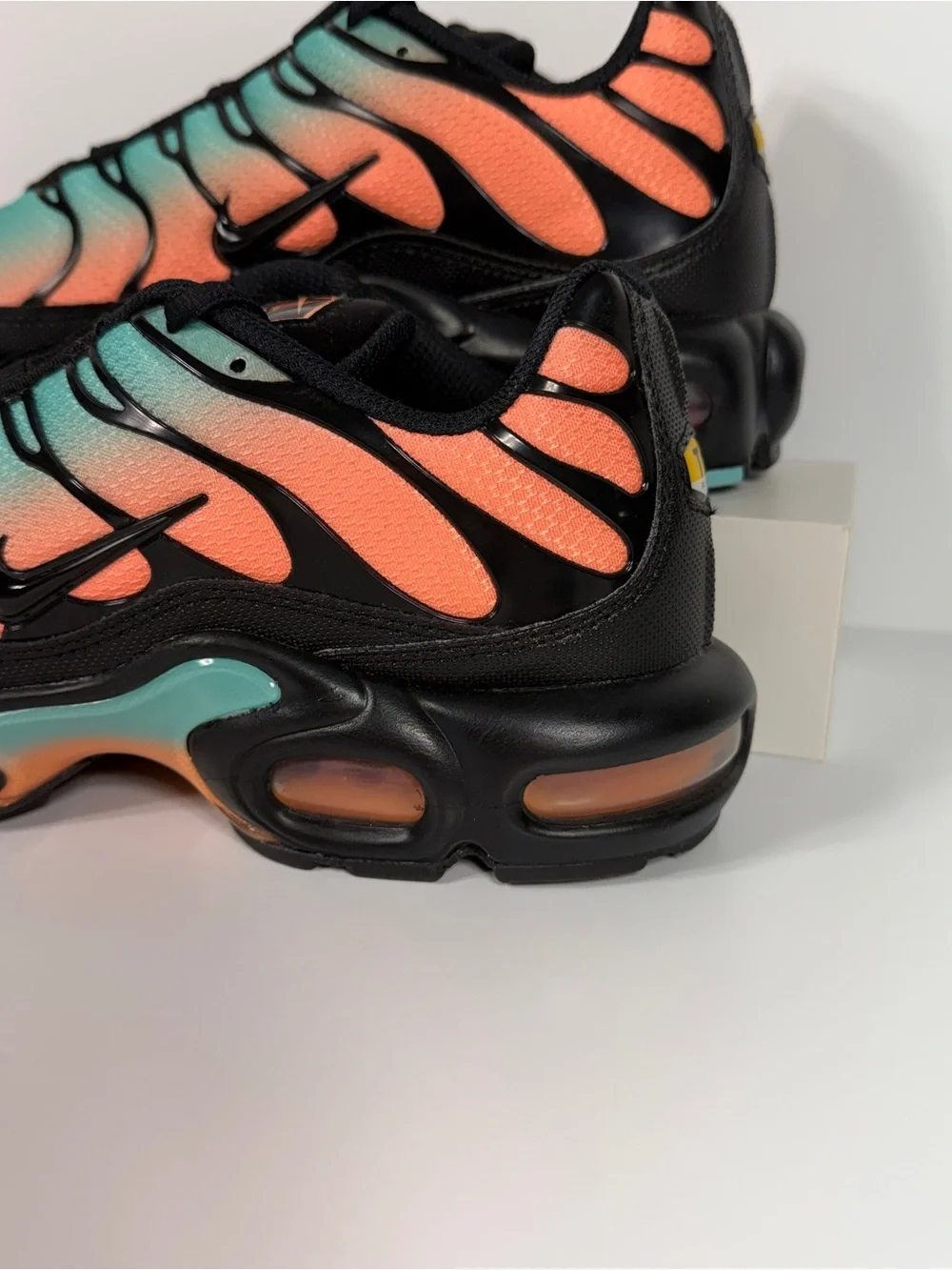 AIR MAX PLUS SOUTH BEACH AURORA GREEN ORANGE PULSE MENS SHOES SIZE 9.5 BLACK NEW